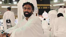 "الحمد لله".. حسين الشحات ينشر صورًا جديدة له أثناء أداء مناسك العمرة 