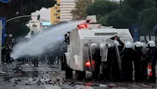 احتجاجات ألبانيا تدخل مرحلة جديدة ومواجهات دامية بين الشرطة والمتظاهرين |صور