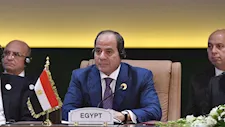السيسي يشيد بتجربة عمدة السرارية بالمنيا.. ويوجه رسالة لوسائل الإعلام