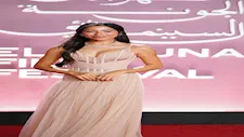 جيسيكا حسام بفستان بيج وفتحة ظهر جريئة في مهرجان الجونة