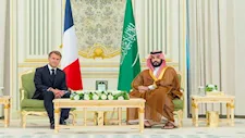 ولي العهد السعودي يستقبل ماكرون في الرياض