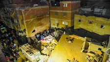 انتشال جثمان من أسفل أنقاض العقار المنهار في الإسكندرية- صور