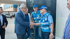 وزير الإنتاج الحربي يتفقد مصانع حلوان ويكافئ فنيًا متميزًا ويوجه برفع معدلات الإنتاج