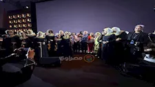 أعضاء أوركسترا النور والأمل يلتقطون صورا مع المهندس سميح ساويرس في حفل سيني جونة
