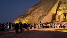 الآلاف يُشاهدون تعامد الشمس على وجه الملك رمسيس الثاني بمعبد أبو سمبل- صور