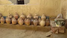 متحف بدر بالفرافرة يوثق تراث الواحة بلوحات وتماثيل من الرمال والحجر - فيديو وصور