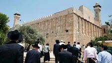 تصعيد إسرائيلي في الخليل.. الاحتلال يُغلق "الحرم الإبراهيمي" ويطرد موظفيه ويمنع الصلاة فيه