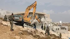 الخليل تحت الحصار.. الاحتلال يشرّد عائلات فلسطينية ويصعّد هدم المنازل (فيديو)