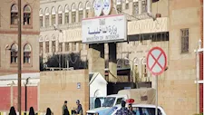 الداخلية اليمنية: الحوثيون استهدفوا مقر خفر السواحل بـ3 صواريخ باليستية