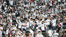 جماهير الزمالك تزين مدرجات ستاد القاهرة خلال مباراة الجيش الرواندي بدوري الأبطال