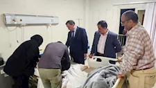 مدير تعليم بني سويف يزور طالبًا أصيب بسقوط قطعة بناء عليه 