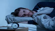 لماذا نتذكر مواقف محرجة قبل النوم رغم مرور سنوات عليها؟