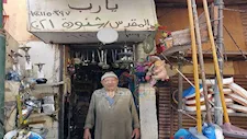 "المقدس شنودة" يحول المخلفات في أسوان لـ تحف ولعب أطفال بـ 5 جنيهات -فيديو وصور 