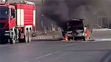 لحظة اشتعال النيران في سيارة ميكروباص أسفل كوبري جريش بالعاشر من رمضان