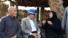 محافظ المنيا يأكل القصب مع أهالي كفر خزام وسط الحقول ويستجيب لمطالبهم -صور