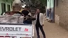 مراقب صحي يستخدم ميكروفون بائع متجول للإعلان عن تطعيمات الأطفال في دركنس
