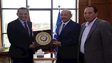 محافظ السويس يتفق مع نقيب الصحفيين على تنظيم دورات تدريبية وتوفير مصيف مخفض