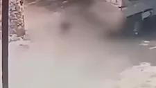 شاب يتصدى لكلب مسعور عقر عددًا من الأطفال في قرية جبل الطير بسمالوط وينجح في السيطرة عليه