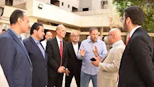 رئيس جامعة بني سويف يزور الطلاب المصابين في حادث تصادم الطريق الشرقي