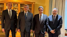 نقيب البيطريين يبحث مع السفير المصري بألمانيا شراكة مهنية لفتح مجالات عمل جديدة للأطباء