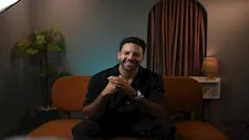 كيف تؤثر السوشيال ميديا على العلاقات والصحة النفسية والجسدية؟ عمر حسام يوضح