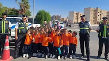 أطفال مدرسة بجنوب سيناء يوزعون وجبات وورودًا على رجال الشرطة وعمال النظافة -صور