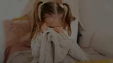 "بابا قالي ماما نايمة".. كيف عاشت طفلة شبرا الخيمة 90 يومًا بجوار جثة والدتها؟