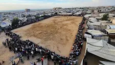 "بين الخيام".. مباراة كرة قدم في خان يونس بفلسطين تخطف الأنظار  (صور وفيديو)