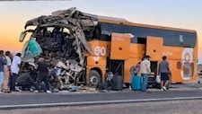 خروج 25 مصابًا واستمرار علاج 5 آخرين بعد حادث أتوبيس بطريق الغردقة - صور