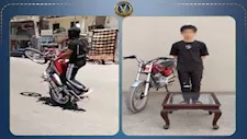 القبض على ميكانيكي قاد "موتوسيكل" دون لوحات وأدى حركات استعراضية بالشرقية