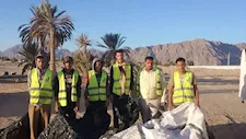 بالصور- حملات مكثفة لإزالة آثار السيول وتنظيف شواطئ نويبع