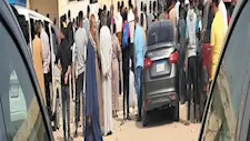 أهالي ضحايا حادث الطريق الأوسطي ينتظرون استلام الجثامين أمام مستشفى أكتوبر | صور 