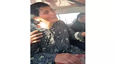 دموع أم تودع طفلها الـ 14 عاما بحادث الأوسطي.. "صحاني الفجر وقالي تعالي أودعك" | فيديو 