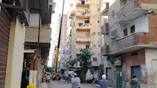 بالصور- بدء إزالة 5 طوابق من عقار أمبروزو المائل في الإسكندرية