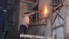  أعمال صلب وتدعيم.. لماذا تأخر هدم عقار كرموز المائل بالإسكندرية؟(صور)