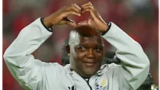 بالصور.. الجماهير المصرية تحيي بيتسو موسيمياني مدرب جنوب أفريقيا