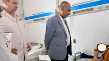 37 حالة وصلت المستشفيات.. وكيل صحة الإسكندرية يزور ضحايا التسمم من مطعم
