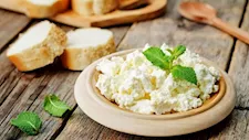 ماذا يحدث لضغط الدم عند تناول الجبن القريش يوميا؟