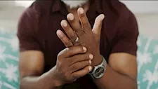 ما أسباب آلام المفاصل المفاجئة وكيف يمكن علاجها؟