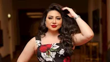 بوسي تتألق بإطلالة ملفتة.. كيف نسقتها؟