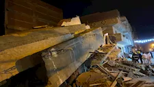 محاولات أهالي كفر الشيخ انتشال ضحايا انهيار عقار من 3 طوابق في بيلا