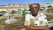 فنان تشكيلي عن "تمثال شخص راكب حصان بالمقلوب" في أسوان: مكانه المتحف لا الشارع -فيديو