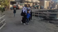 بالصور- طلاب الصفاصيف يصلون معهدهم عبر الممشى الترابي بدلا من ماسورة الكهرباء