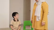 محامي أسرة تلميذ الإسماعيلية عن معلمة "فيديو العصا": كلنا اتربينا بالضرب 