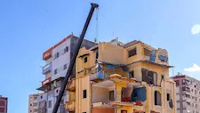 5 إجراءات اتخذتها محافظة الإسكندرية لدعم متضرري عقاري كرموز وأمبروزو - فيديو وصور