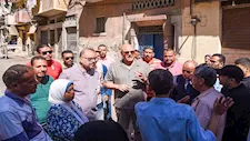 "احتضنه وقبّل رأسه".. محافظ الإسكندرية يستجيب لأحد متضرري عقار إمبروزو - فيديو وصور