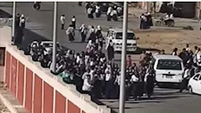 خلافات بين عائلتين امتدت للطالبتين.. مشاجرة أمام مدرسة في السويس - فيديو