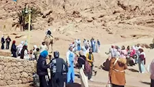 سانت كاترين تستقبل 1000 زائر ومدن جنوب سيناء الساحلية تتأهب للرياح والأمواج العالية -صور