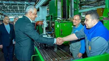 وزير الإنتاج الحربي للعاملين بمصنع 100 الحربي: لا مكان لماكينات غير مستغلة