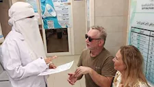 بعد تحسن حالته.. سائح ألماني يعود إلى وحدة صحية بأسوان لشكر العاملين (صور)